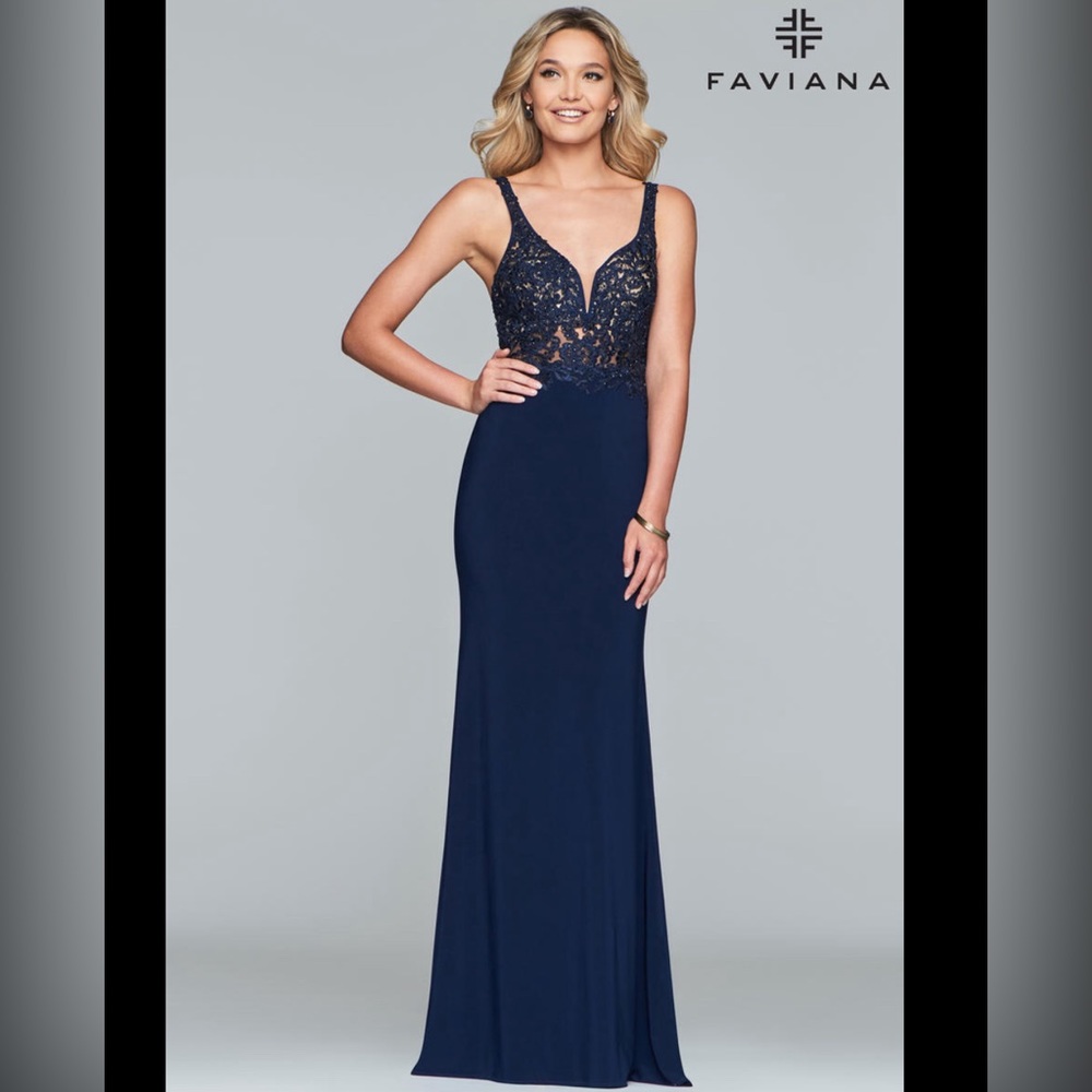 Beautiful prom or formal gown! navy with mesh and crystal details! Size 8